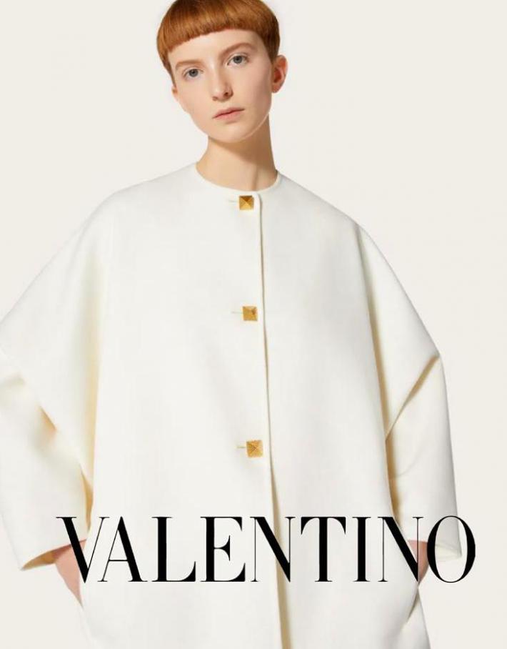 Coats Lookbook . Valentino (2021-04-14-2021-04-14)